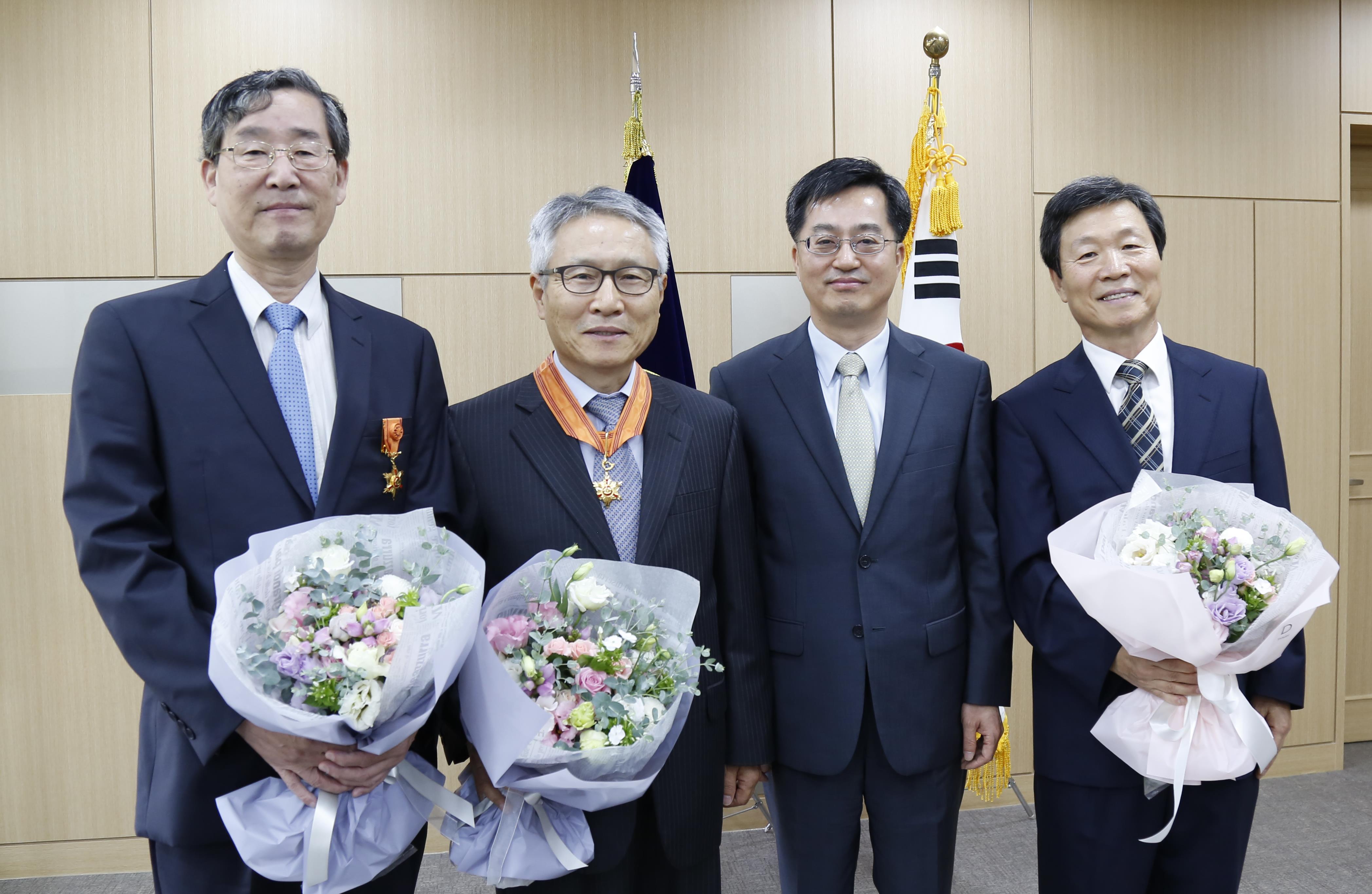 정년퇴직 교원에 감사패 전달…조진·박승규·이승호 교수 퇴임